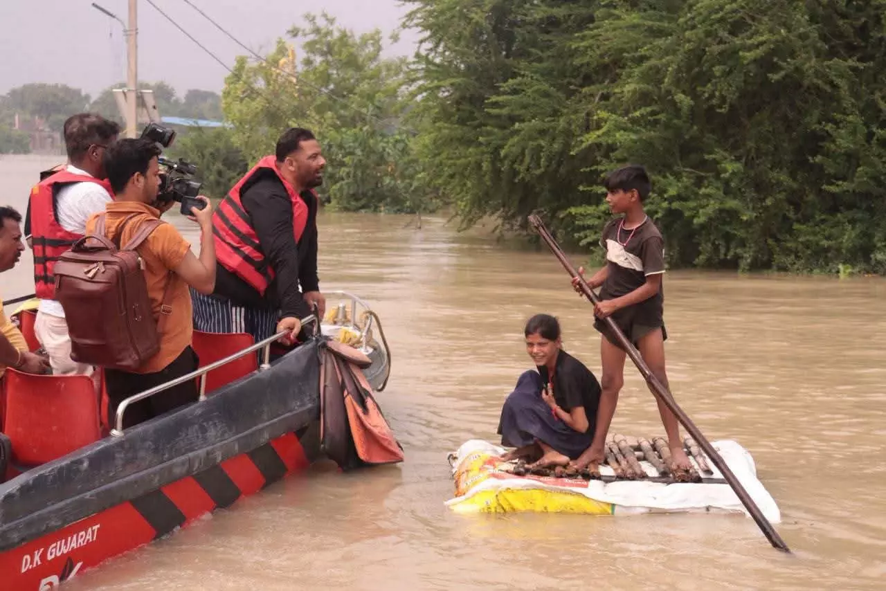 बाढ़ पीड़ितों की मदद करने पहुंचे पप्पू यादव खुद फंसे, 3 नाव और सुरक्षाकर्मियों के लापता होने की बात बाढ़ पीड़ितों की मदद करने पहुंचे पप्पू यादव खुद फंसे, 3 नाव और सुरक्षाकर्मियों के लापता होने की बात