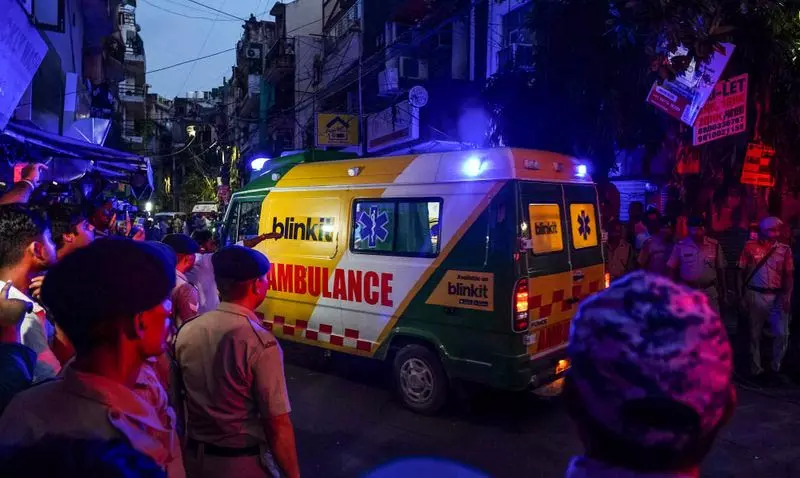 Delhi पुलिस-NDRF से पहले पहुंची ब्लिंकइट एंबुलेंस Delhi पुलिस-NDRF से पहले पहुंची ब्लिंकइट एंबुलेंस