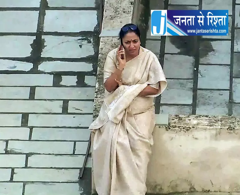 Delhi पानी और मरम्मत से गिरी इमारत: CM गुप्ता Delhi पानी और मरम्मत से गिरी इमारत: CM गुप्ता
