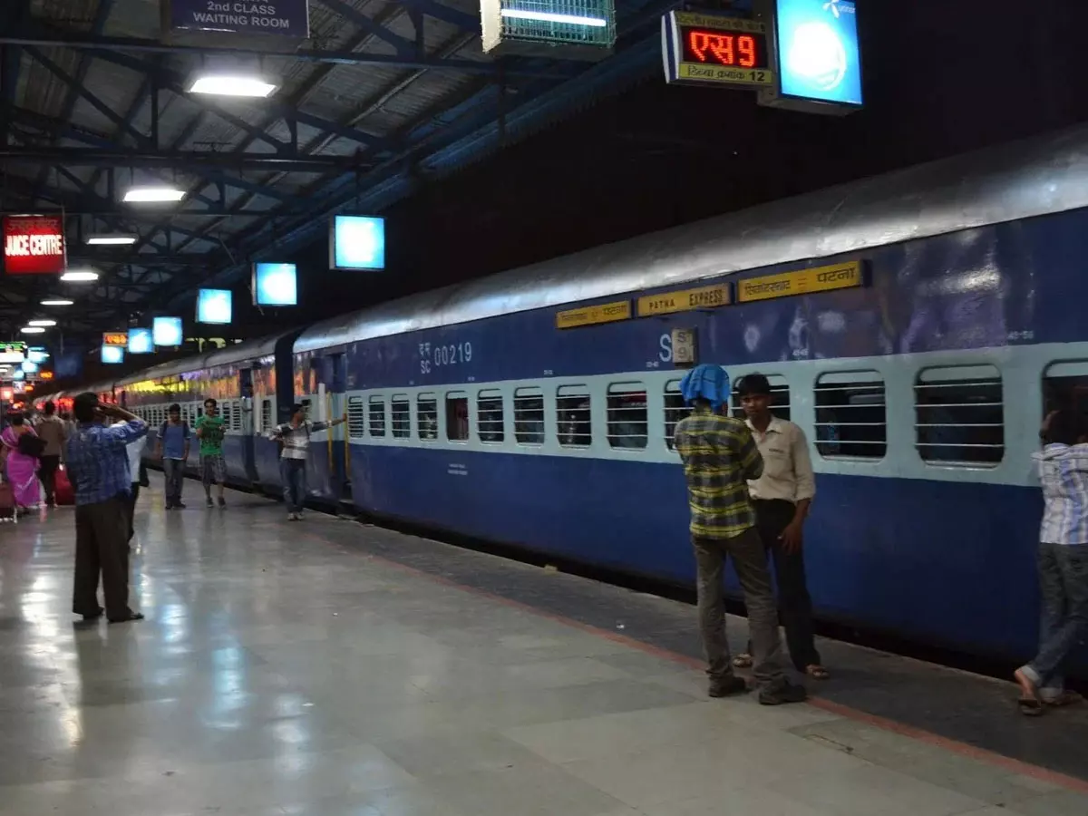 दिवाली से पहले ट्रेनों में भारी भीड़, बिहार-यूपी की सीटें फुल दिवाली से पहले ट्रेनों में भारी भीड़, बिहार-यूपी की सीटें फुल