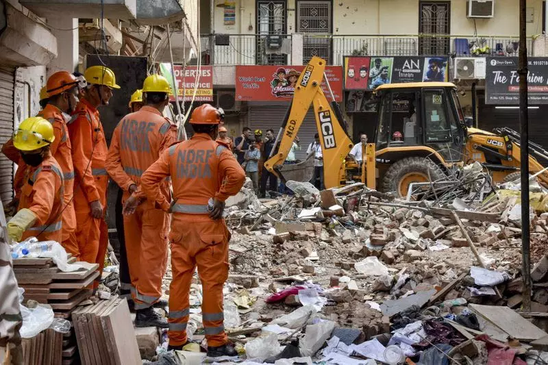 दिल्ली में मलबे में फंसा छात्र, लगाई बचाने की गुहार दिल्ली में मलबे में फंसा छात्र, लगाई बचाने की गुहार