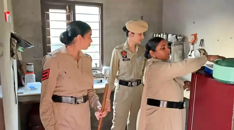 बठिंडा गांव में 200 पुलिसकर्मियों का सर्च ऑपरेशन बठिंडा गांव में 200 पुलिसकर्मियों का सर्च ऑपरेशन