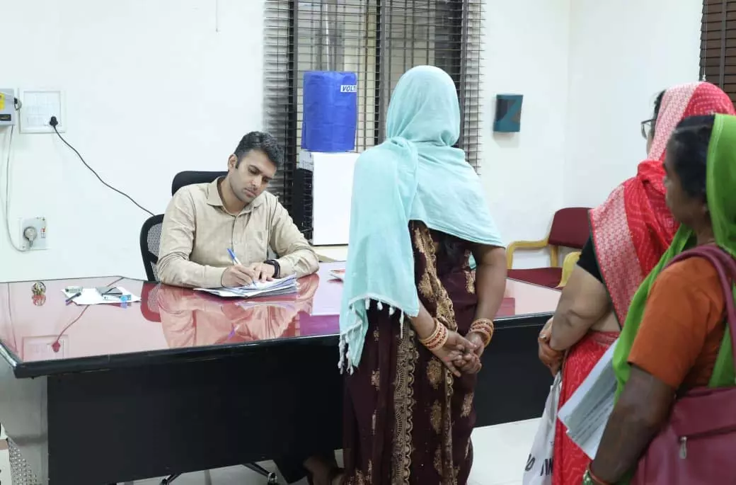 जनदर्शन में कलेक्टर ने सुनी लोगों की समस्याएं जनदर्शन में कलेक्टर ने सुनी लोगों की समस्याएं
