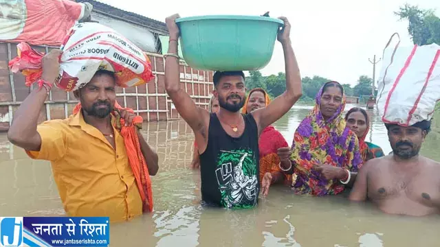 बाढ़ में फंसी स्वास्थ्य सेवा, नवजात के टीके के लिए जूझता परिवार बाढ़ में फंसी स्वास्थ्य सेवा, नवजात के टीके के लिए जूझता परिवार