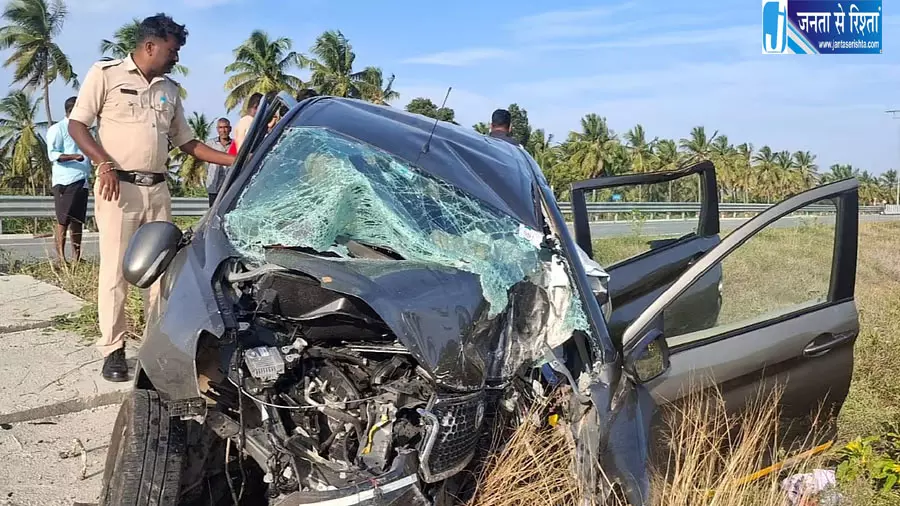 कर्नाटक में दो सड़क हादसों में सात लोगों की मौत, एक ही परिवार के चार लोगों ने गंवाई जान कर्नाटक में दो सड़क हादसों में सात लोगों की मौत, एक ही परिवार के चार लोगों ने गंवाई जान