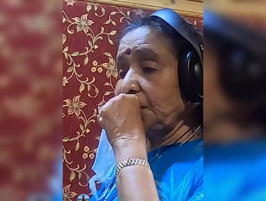 नीली साड़ी, हेडफोन और वही जादुई आवाज…आशा भोसले की जयंती पर रिलीज हुआ गाना ऐ मेरी जिंदगी नीली साड़ी, हेडफोन और वही जादुई आवाज…आशा भोसले की जयंती पर रिलीज हुआ गाना ऐ मेरी जिंदगी