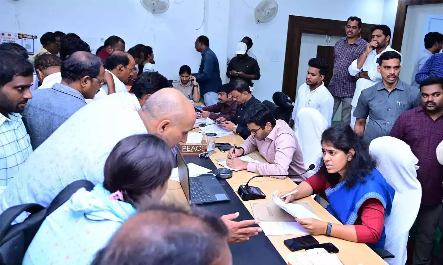 Andhra: कलेक्टर कीर्ति चेकुरी ने जन शिकायतों के त्वरित निपटान के निर्देश दिए Andhra: कलेक्टर कीर्ति चेकुरी ने जन शिकायतों के त्वरित निपटान के निर्देश दिए