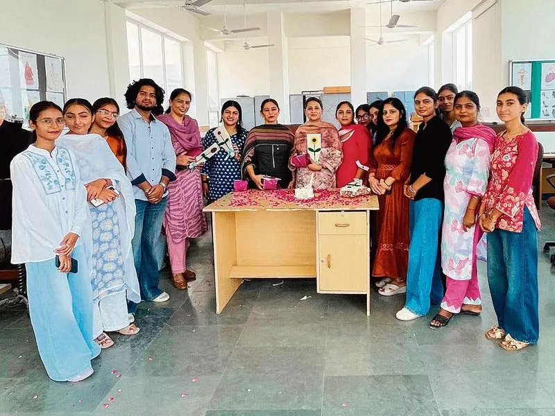 Haryana फैशन छात्रों ने बनाए हैंडमेड गिफ्ट Haryana फैशन छात्रों ने बनाए हैंडमेड गिफ्ट