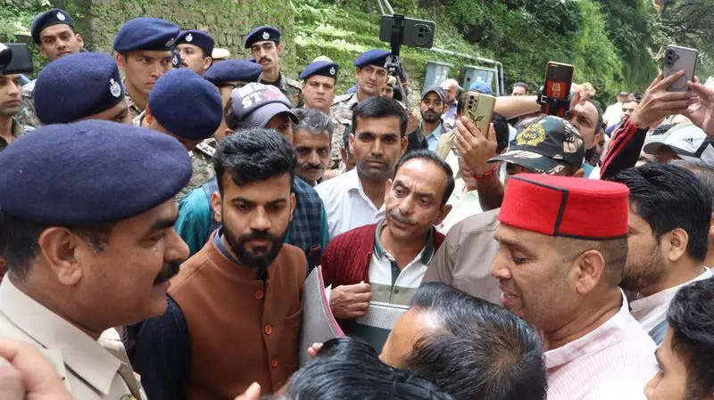 शिमला में MC टीम और रेहड़ी वालों में बहस शिमला में MC टीम और रेहड़ी वालों में बहस