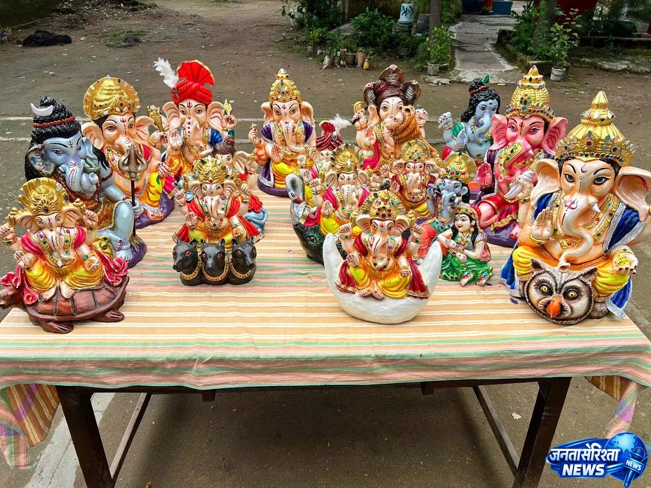 रायपुर जेल में बंदियों की अनूठी पहल, मिट्टी और बीजों से तैयार की गणेश प्रतिमाएं रायपुर जेल में बंदियों की अनूठी पहल, मिट्टी और बीजों से तैयार की गणेश प्रतिमाएं