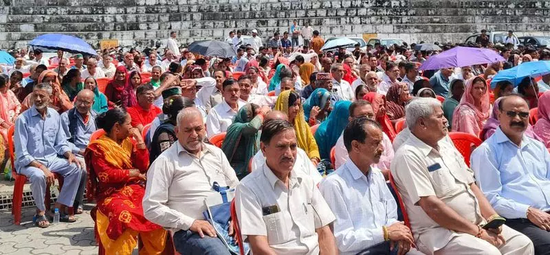जोगिंदरनगर में हर्बल सेंटर शिफ्टिंग का विरोध जोगिंदरनगर में हर्बल सेंटर शिफ्टिंग का विरोध