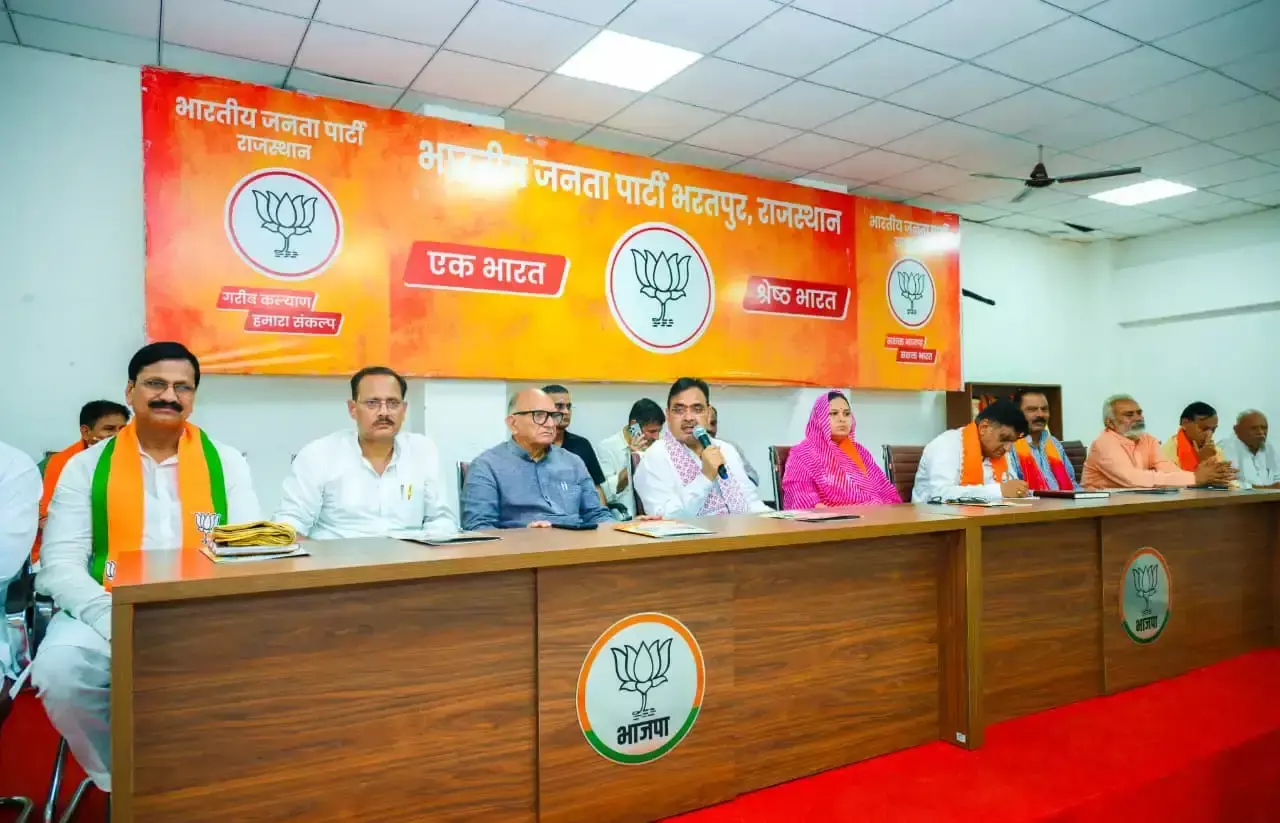 Bharatpur: सीएम ने भरतपुर में किया रोड शो, विकास के लिए भाजपा को समर्थन देने की अपील Bharatpur: सीएम ने भरतपुर में किया रोड शो, विकास के लिए भाजपा को समर्थन देने की अपील