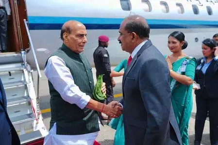 श्रीलंका पहुंचे रक्षा मंत्री राजनाथ सिंह, पारंपरिक अंदाज में हुआ गर्मजोशी से स्वागत श्रीलंका पहुंचे रक्षा मंत्री राजनाथ सिंह, पारंपरिक अंदाज में हुआ गर्मजोशी से स्वागत