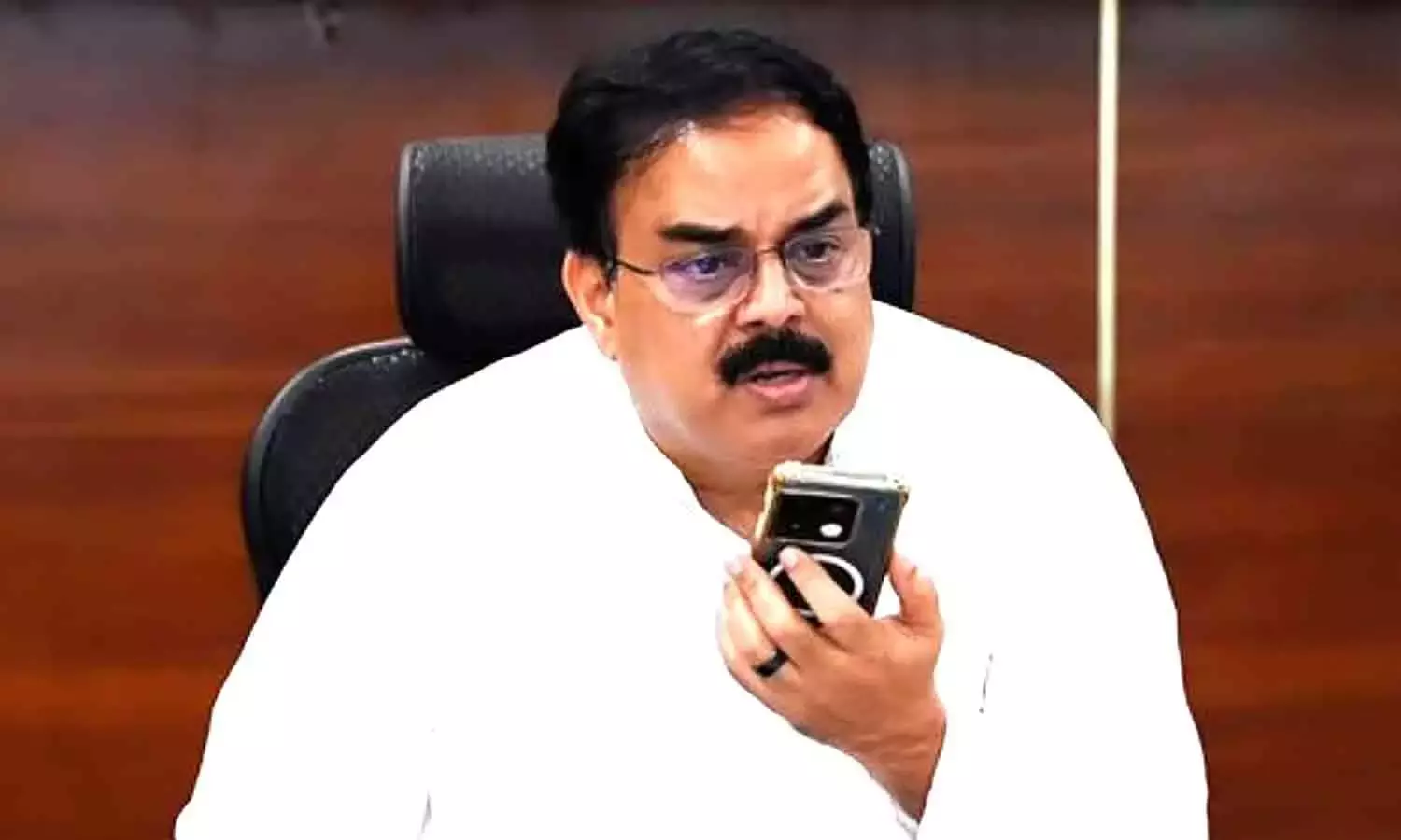 नादेंडला मनोहर ने कीमतें स्थिर करने की योजना का ऐलान किया, कहा कि 32 रुपये में प्याज उपलब्ध कराएंगे नादेंडला मनोहर ने कीमतें स्थिर करने की योजना का ऐलान किया, कहा कि 32 रुपये में प्याज उपलब्ध कराएंगे