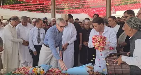 शेख अब्दुल्ला की 44वीं पुण्यतिथि पर दी गई श्रद्धांजलि, सीएम उमर अब्दुल्ला और फारूक अब्दुल्ला ने अदा की विशेष नमाज शेख अब्दुल्ला की 44वीं पुण्यतिथि पर दी गई श्रद्धांजलि, सीएम उमर अब्दुल्ला और फारूक अब्दुल्ला ने अदा की विशेष नमाज