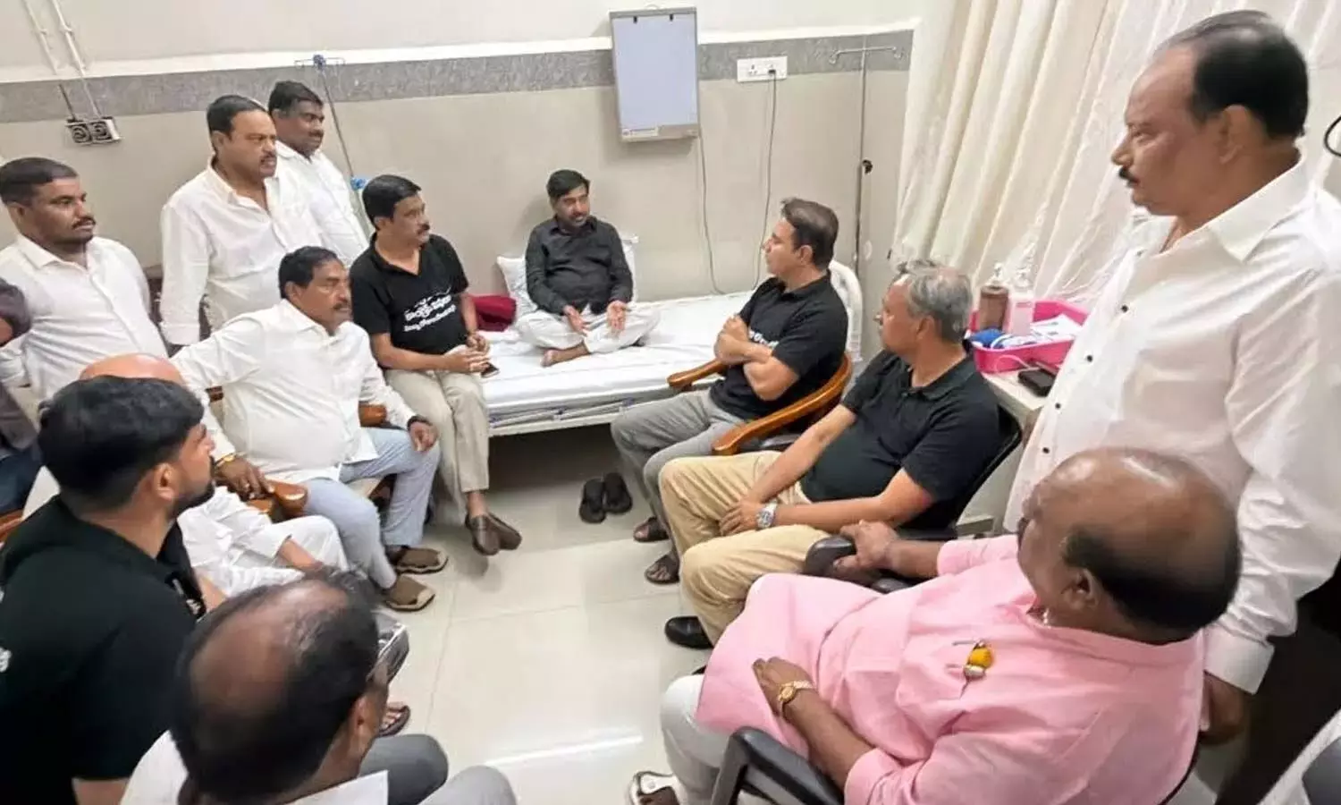 Telangana: BRS नेताओं ने NIMS में जगदीश रेड्डी से मुलाक़ात की Telangana: BRS नेताओं ने NIMS में जगदीश रेड्डी से मुलाक़ात की