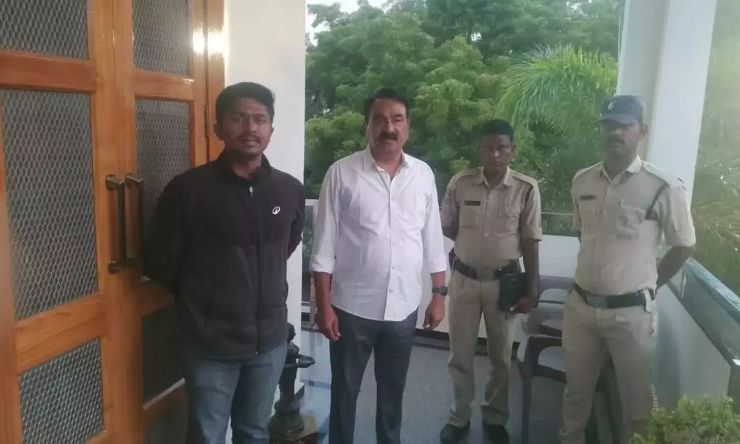 Telangana: विधानसभा में विरोध-प्रदर्शन के मामले में बीजेपी नेता प्रदीप राव को उनके घर पर हिरासत में लिया गया Telangana: विधानसभा में विरोध-प्रदर्शन के मामले में बीजेपी नेता प्रदीप राव को उनके घर पर हिरासत में लिया गया