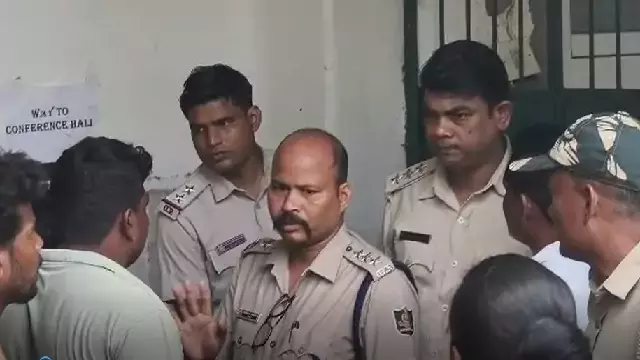 करंट से बुझा घर का चिराग स्वास्थ्य व्यवस्था पर सवाल, परिवार ने किया विरोध प्रदर्शन करंट से बुझा घर का चिराग स्वास्थ्य व्यवस्था पर सवाल, परिवार ने किया विरोध प्रदर्शन