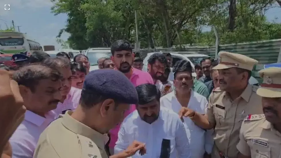 पुलिस से बदसलूकी का आरोप: BRS के बड़े नेताओं पर मामला दर्ज, जांच शुरू पुलिस से बदसलूकी का आरोप: BRS के बड़े नेताओं पर मामला दर्ज, जांच शुरू