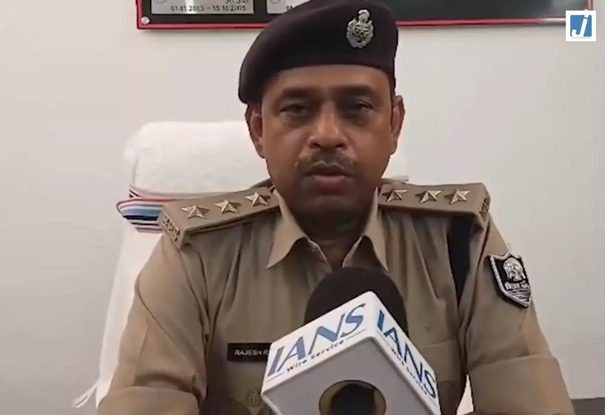पटना में चेन स्नैचिंग गिरोह का खुलासा, पुलिस ने आरोपी शुभम पांडेय को किया गिरफ्तार पटना में चेन स्नैचिंग गिरोह का खुलासा, पुलिस ने आरोपी शुभम पांडेय को किया गिरफ्तार