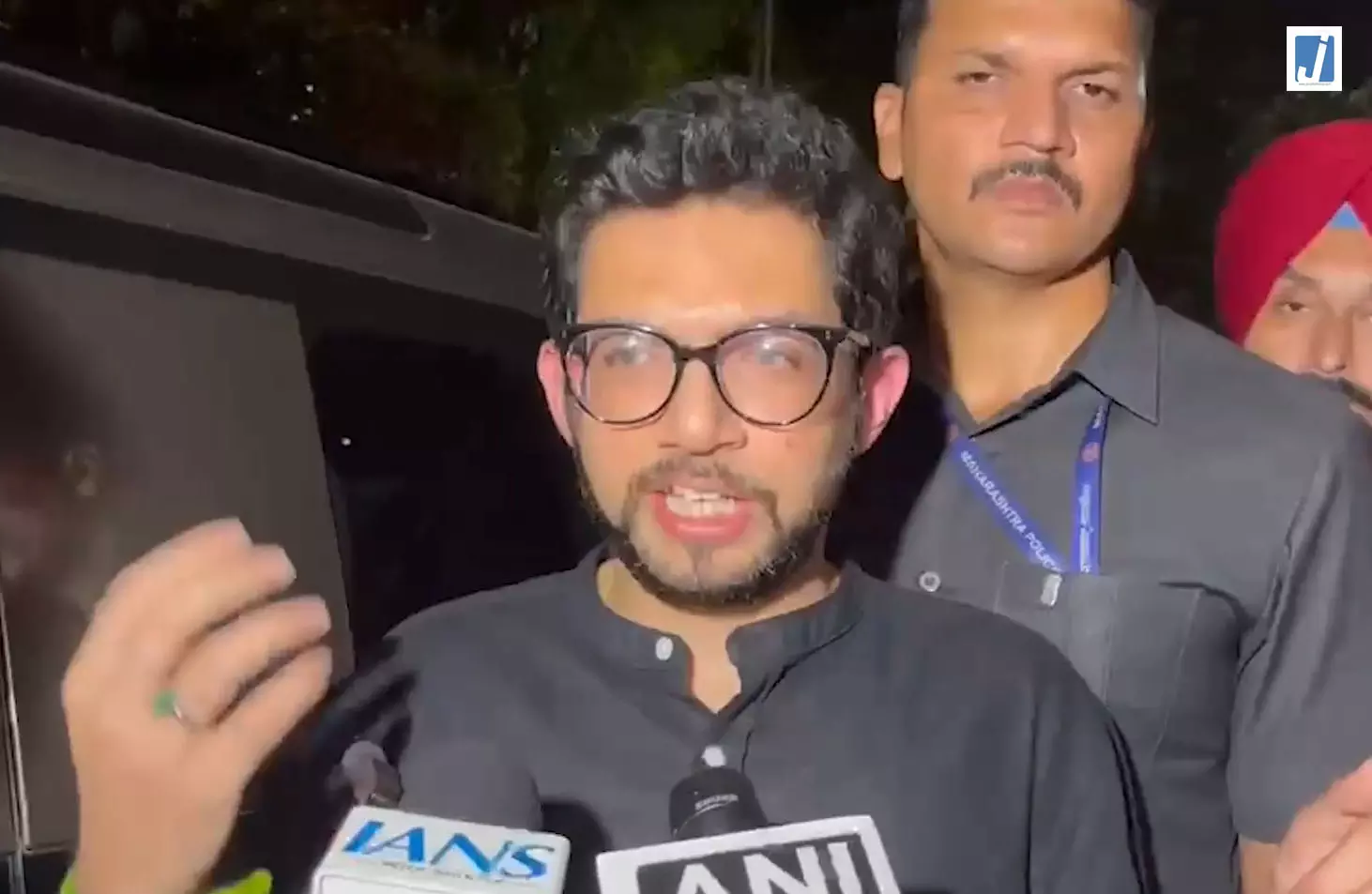 आदित्य ठाकरे का महाराष्ट्र सरकार पर हमला, बोले- हर वर्ग को सिर्फ मिले आश्वासन और झूठे वादे आदित्य ठाकरे का महाराष्ट्र सरकार पर हमला, बोले- हर वर्ग को सिर्फ मिले आश्वासन और झूठे वादे