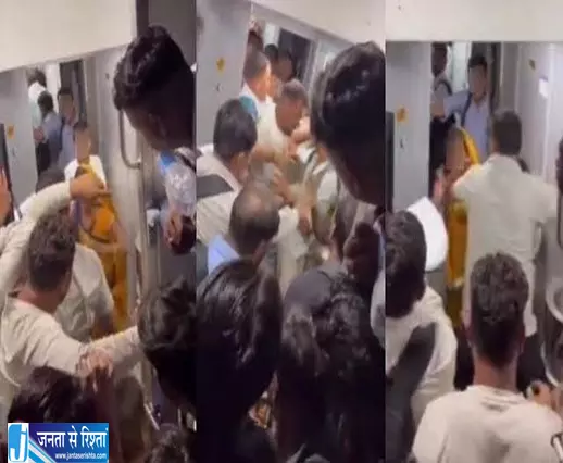ट्रेन के अंदर हंगामा महिला से बदसलूकी पर यात्रियों ने लगाई मदद की गुहार ट्रेन के अंदर हंगामा महिला से बदसलूकी पर यात्रियों ने लगाई मदद की गुहार