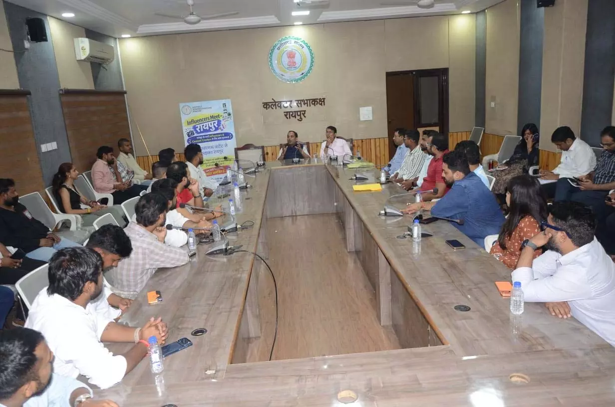 इंफ्लुएंसर्स और कंटेंट क्रिएटर्स से बोले कलेक्टर इंफ्लुएंसर्स और कंटेंट क्रिएटर्स से बोले कलेक्टर