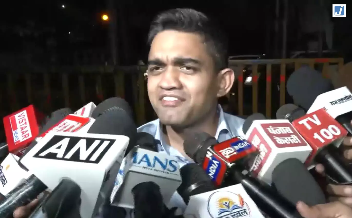 भोपाल में इंटर्न डॉक्टरों के प्रदर्शन स्थल पहुंचे कलेक्टर, बोले- बातचीत से निकलेगा समाधान भोपाल में इंटर्न डॉक्टरों के प्रदर्शन स्थल पहुंचे कलेक्टर, बोले- बातचीत से निकलेगा समाधान