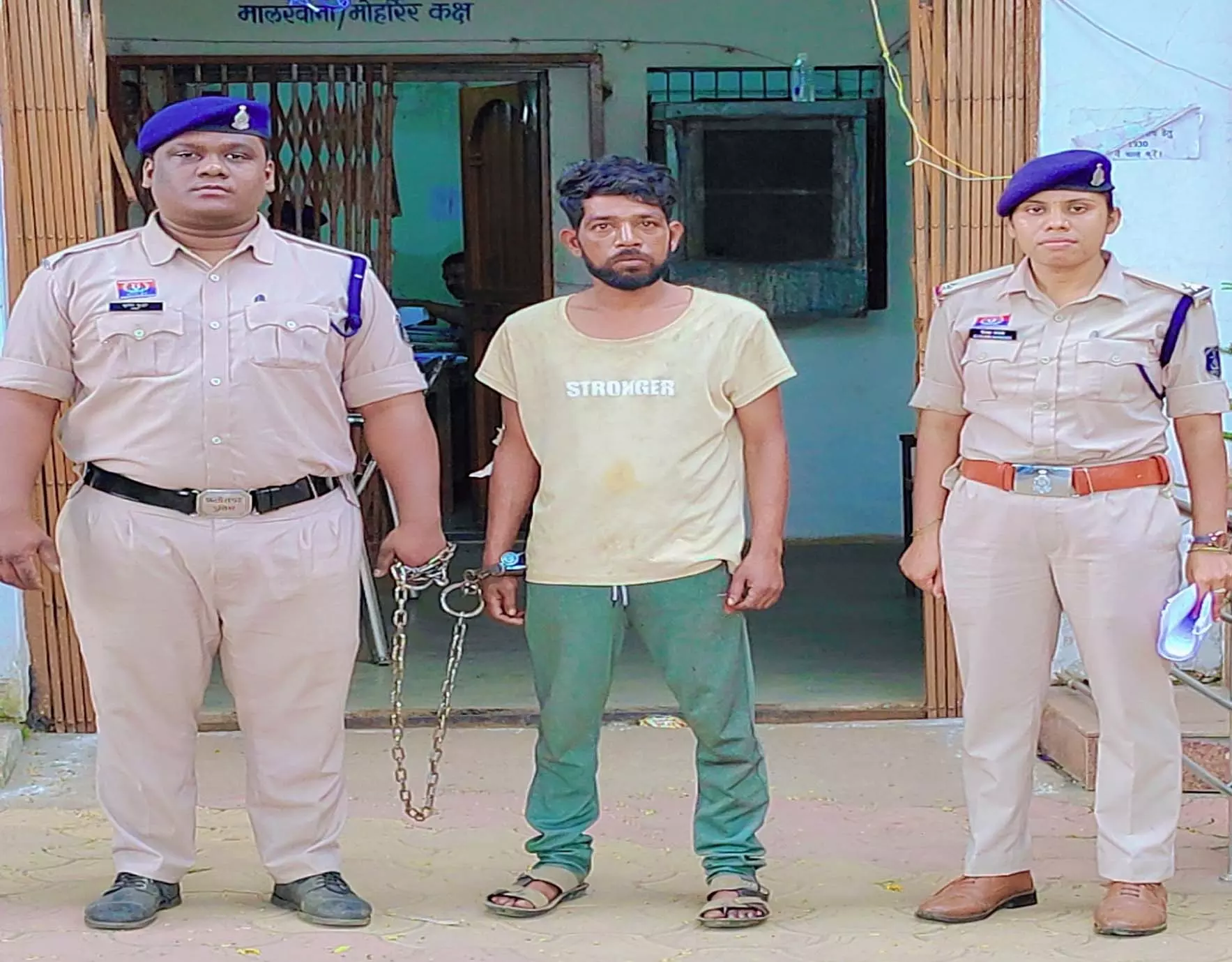 शराब के लिए पैसे नहीं देने पर महिला से मारपीट, आरोपी गिरफ्तार शराब के लिए पैसे नहीं देने पर महिला से मारपीट, आरोपी गिरफ्तार