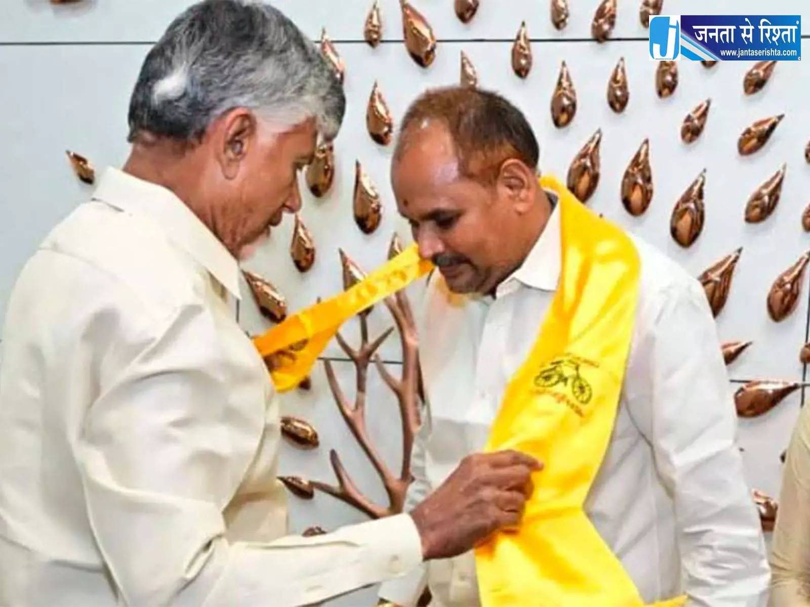 आंध्र की सियासत में बड़ा बदलाव, YSRCP जिला अध्यक्ष ने थामा TDP का हाथ आंध्र की सियासत में बड़ा बदलाव, YSRCP जिला अध्यक्ष ने थामा TDP का हाथ