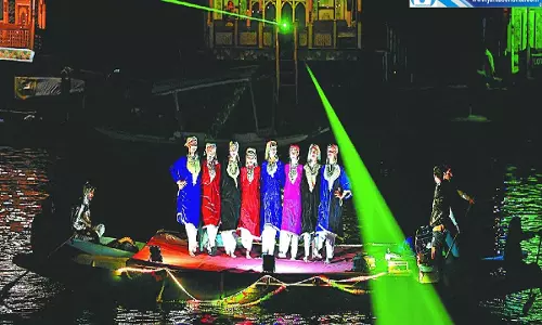 कश्मीर में सिनेमा की खूबसूरत वापसी पानी पर तैरते पर्दे पर दिखी फिल्में