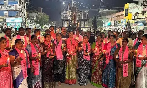 BRS कार्यकर्ताओं का कैंडल-लाइट प्रदर्शन BRS कार्यकर्ताओं का कैंडल-लाइट प्रदर्शन