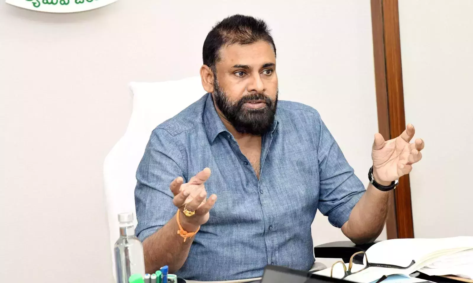 Andhra: पवन चाहते हैं कि अधिकारी आंध्र प्रदेश के कारीगरों के लिए कॉमन फैसिलिटी सेंटर बनाएं Andhra: पवन चाहते हैं कि अधिकारी आंध्र प्रदेश के कारीगरों के लिए कॉमन फैसिलिटी सेंटर बनाएं