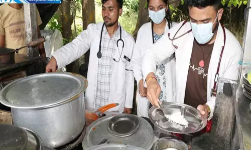 हल्द्वानी में डॉक्टरों का अनोखा प्रदर्शन ठेले पर खड़े होकर बेचा खाना हल्द्वानी में डॉक्टरों का अनोखा प्रदर्शन ठेले पर खड़े होकर बेचा खाना