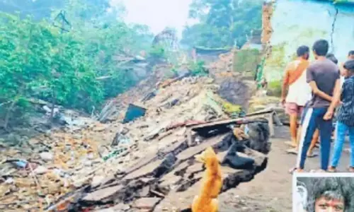 धनबाद में जोरदार आवाज के साथ धंसी जमीन, चार घर जमींदोज, 5 साल के बच्चे की मौत धनबाद में जोरदार आवाज के साथ धंसी जमीन, चार घर जमींदोज, 5 साल के बच्चे की मौत