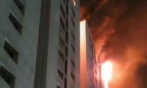 सूरत के श्याम संगिनी टेक्सटाइल मार्केट में भीषण आग, 22 दमकल गाड़ियों ने संभाला मोर्चा