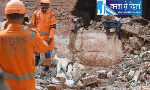 सत्य निकेतन हादसे में MCD के 2 अधिकारी निलंबित सत्य निकेतन हादसे में MCD के 2 अधिकारी निलंबित