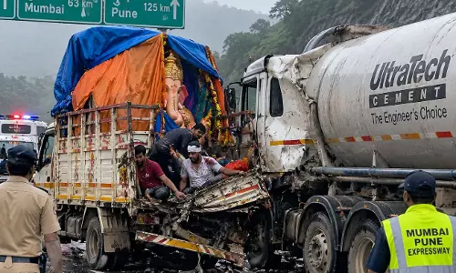 मुंबई-पुणे एक्सप्रेसवे पर गणपति मूर्ति ले जा रही गाड़ी को टैंकर ने मारी टक्कर, चार घायल
