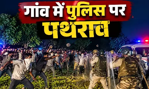 गांव में पुलिस पर पथराव, दो थानों के प्रभारी घायल, भीड़ नियंत्रित करने हवाई फायरिंग