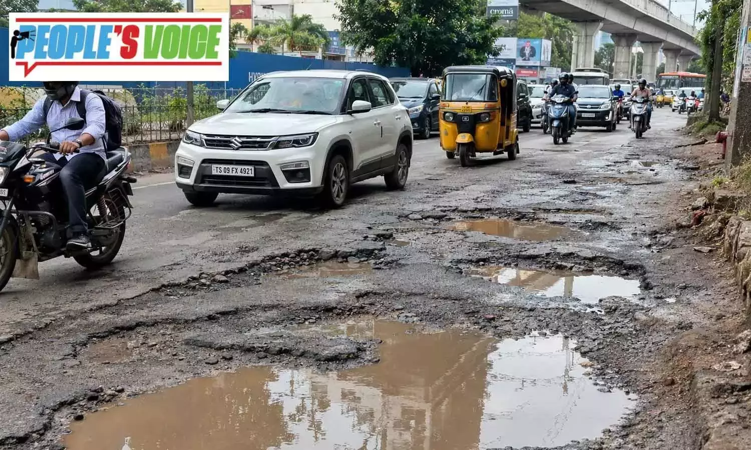 हैदराबाद के लोग गड्ढों वाली सड़कों से परेशान हैदराबाद के लोग गड्ढों वाली सड़कों से परेशान