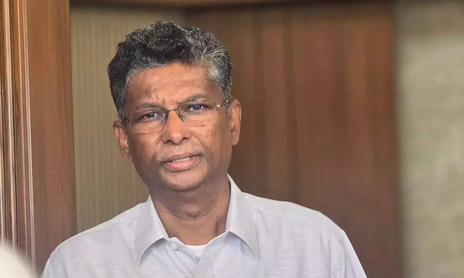 Karnataka: ED ने कर्नाटक के मंत्री सतीश जारकीहोली और उनकी बेटी के ठिकानों पर छापेमारी की