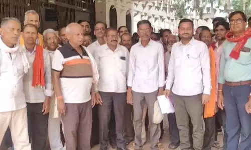 PM Awas: घर बनाने की मदद में वसूली का आरोप, ग्रामीणों ने खोला मोर्चा