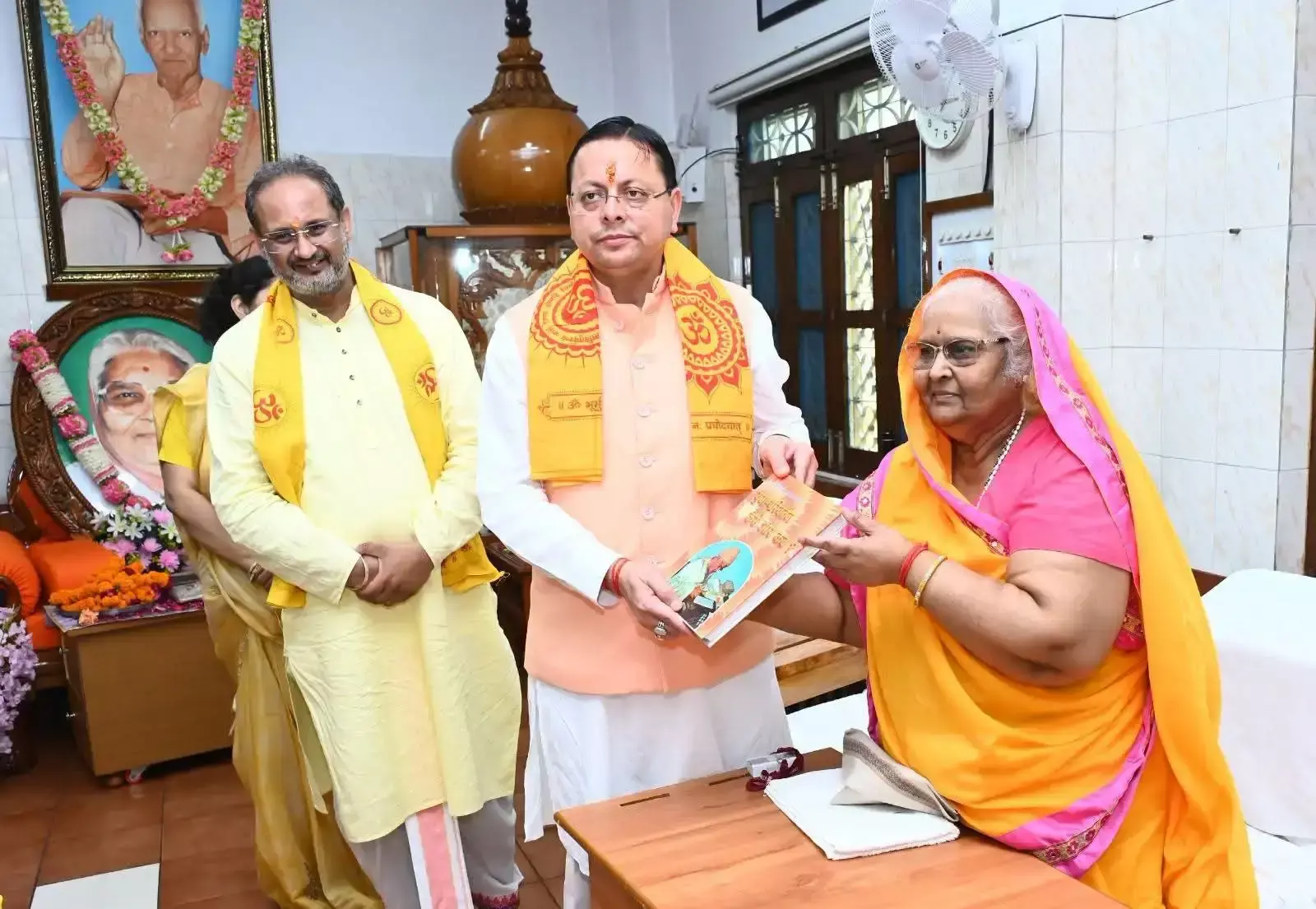 Haridwar: मुख्यमंत्री धामी ने मंगल आरती में की पूजा-अर्चना, शैलदीदी का आशीर्वाद लिया