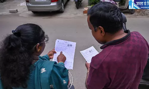 कर्नाटक में प्रवासी मतदाताओं की बढ़ी परेशानी, SIR फॉर्म भरने वालों को मिल रहे नोटिस