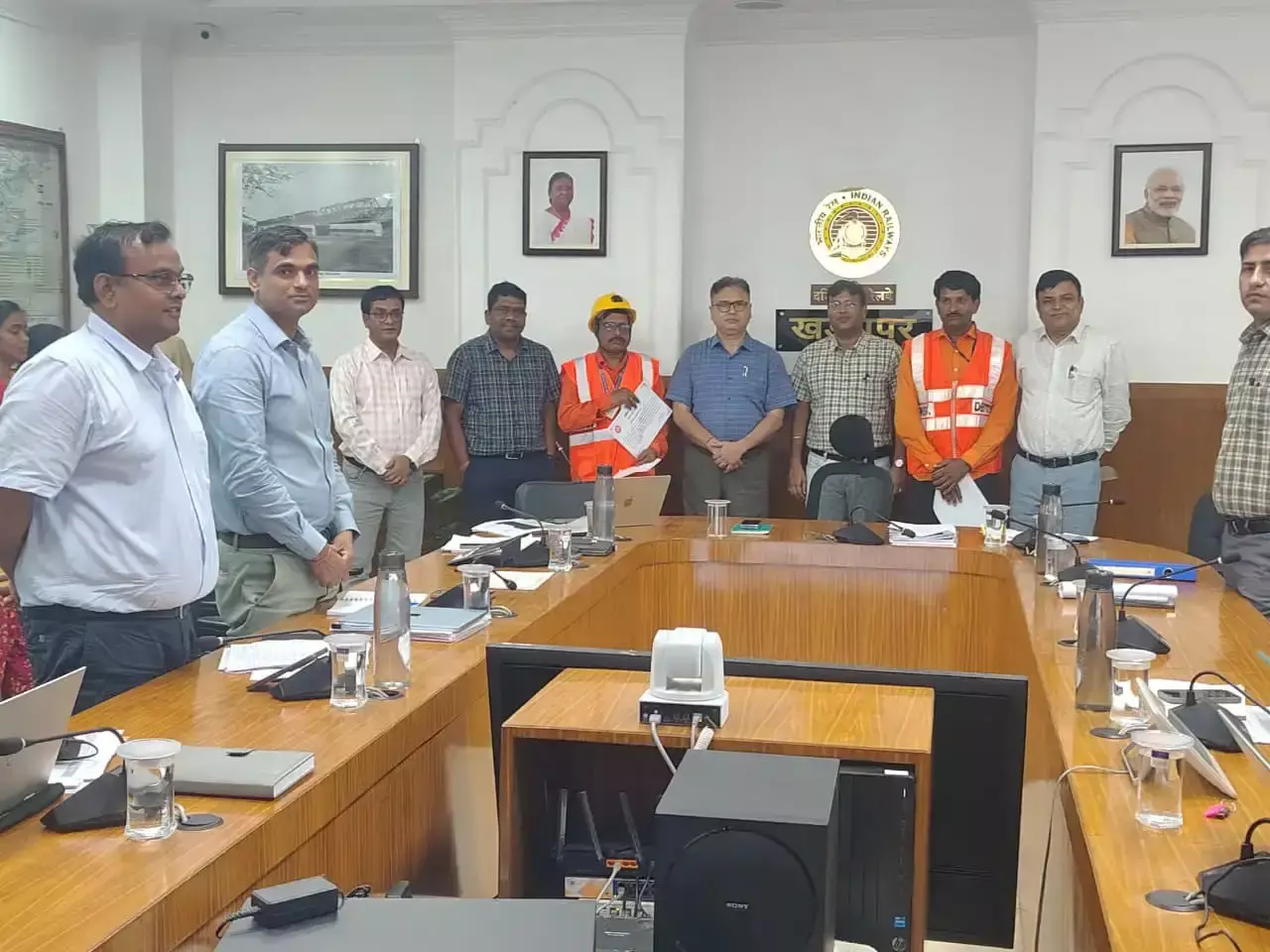 Kharagpur: रेल हादसा टालने में अहम भूमिका, खड़गपुर मंडल ने दो ट्रैक मेंटेनरों को नवाजा