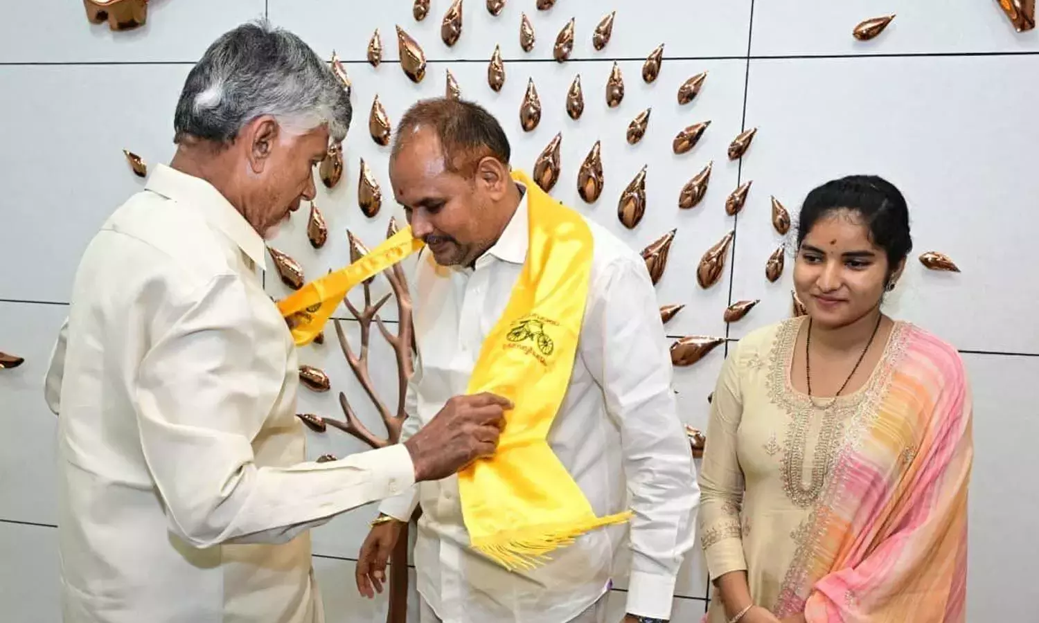 Andhra: बोचा के भतीजे श्रीनू ने YSRCP छोड़ी, TDP में शामिल हुए Andhra: बोचा के भतीजे श्रीनू ने YSRCP छोड़ी, TDP में शामिल हुए