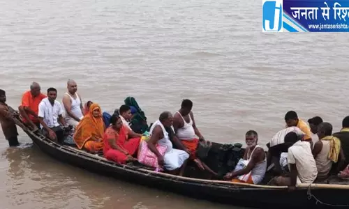 बाढ़ के बीच नाव में गूंजी किलकारी, अस्पताल जाते समय महिला ने स्वस्थ बच्चे को दिया जन्म