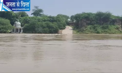 उटंगन नदी में उफान से बढ़ी परेशानी, फतेहाबाद-बाह रोड का पुल बंद, 650 बीघा फसल जलमग्न उटंगन नदी में उफान से बढ़ी परेशानी, फतेहाबाद-बाह रोड का पुल बंद, 650 बीघा फसल जलमग्न