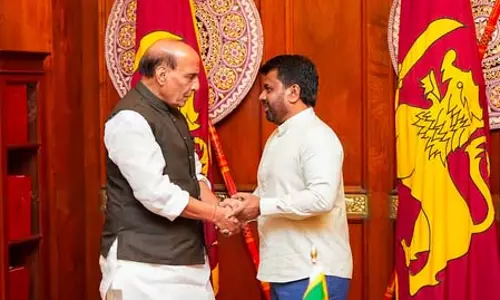 राजनाथ सिंह ने श्रीलंका के राष्ट्रपति से की मुलाकात, पीएम मोदी की ओर से दीं शुभकामनाएं