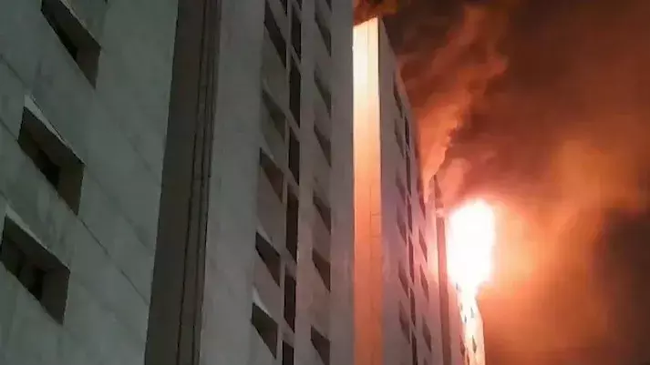 सूरत के कपड़ा बाजार में लगी आग, 20 दमकल तैनात; बड़ा हादसा टला